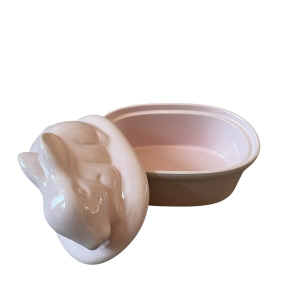 Zrike Brands Easter Bunny Rabbit Lidded Casserole Dish Pink Ceramic NEW - Picture 3 of 13